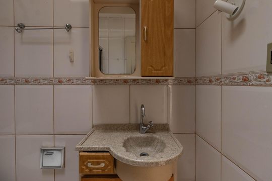 Banheiro de casa de condomínio para alugar com 2 quartos, 85m² em Alto da Lapa, São Paulo