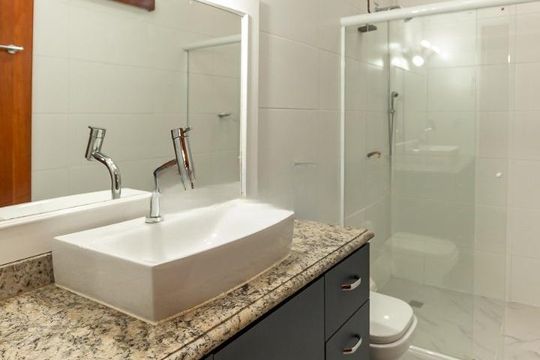 Banheiro 2 de casa para alugar com 4 quartos, 311m² em Chácara das Pedras, Porto Alegre