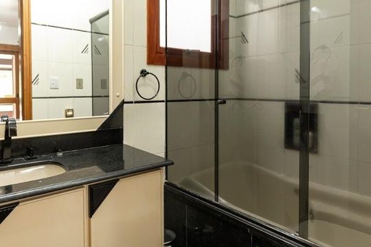 Banheiro 1 de casa para alugar com 4 quartos, 311m² em Chácara das Pedras, Porto Alegre