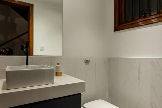 Banheiro 4 de casa para alugar com 4 quartos, 311m² em Chácara das Pedras, Porto Alegre