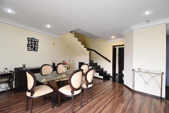 Sala de casa de condomínio à venda com 3 quartos, 450m² em Boa Vista, Curitiba