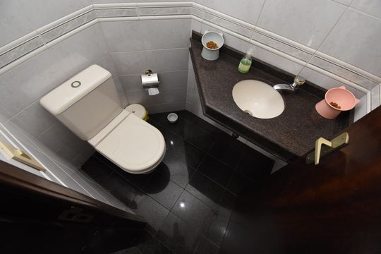 Lavabo de casa de condomínio para alugar com 3 quartos, 450m² em Boa Vista, Curitiba