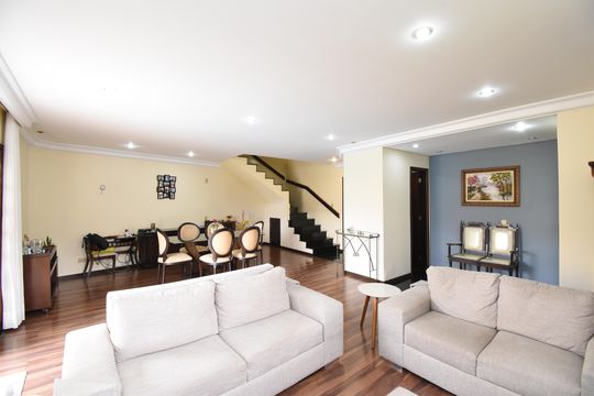 Sala de casa de condomínio para alugar com 3 quartos, 450m² em Boa Vista, Curitiba