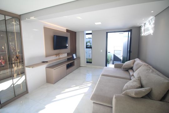 Sala de casa à venda com 4 quartos, 330m² em Industrial, Contagem