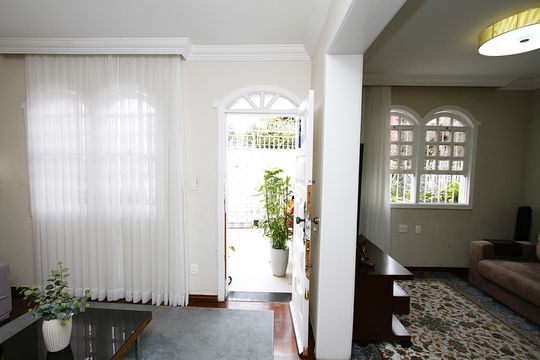 Sala de casa à venda com 3 quartos, 220m² em Nova Suíça, Belo Horizonte
