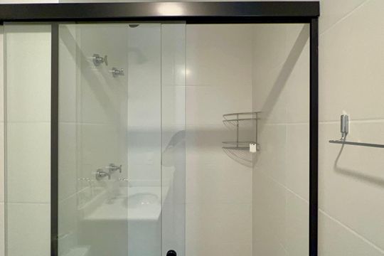 Banheiro de kitnet/studio para alugar com 1 quarto, 26m² em Pompeia, São Paulo