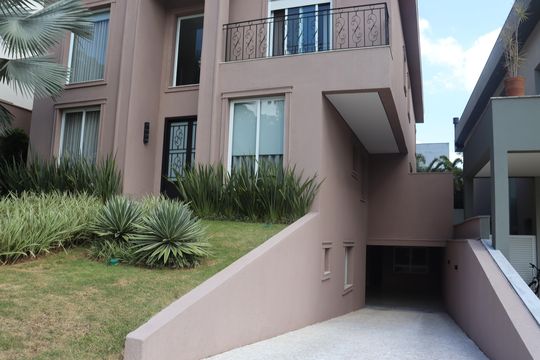 Fachada de casa de condomínio à venda com 3 quartos, 498m² em Centro Comercial Jubran, Barueri