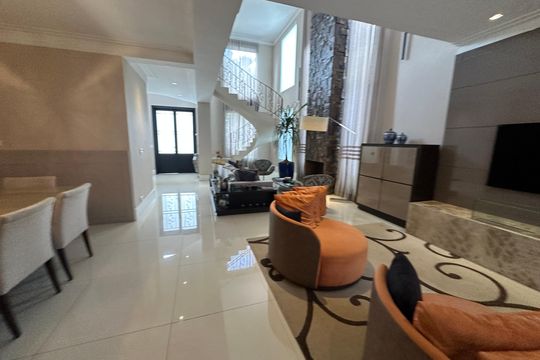 Sala de casa de condomínio à venda com 3 quartos, 498m² em Centro Comercial Jubran, Barueri