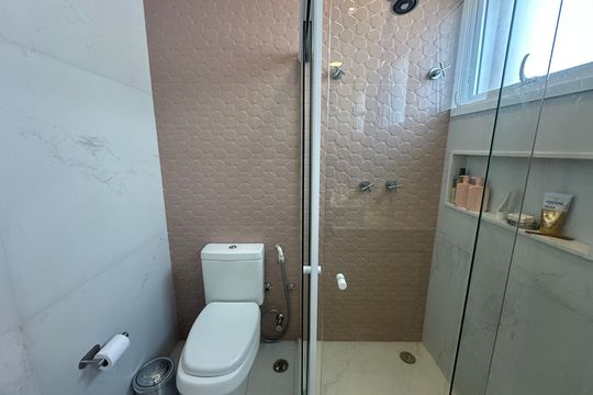 Banheiro da Suíte 2 de casa de condomínio à venda com 3 quartos, 498m² em Centro Comercial Jubran, Barueri