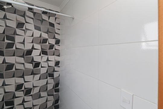 Banheiro de apartamento à venda com 2 quartos, 54m² em Vila Irmaos Arnoni, São Paulo