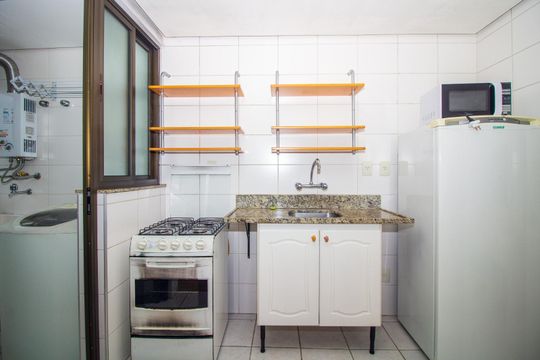 Cozinha de apartamento para alugar com 1 quarto, 38m² em Jardim Botânico, Porto Alegre