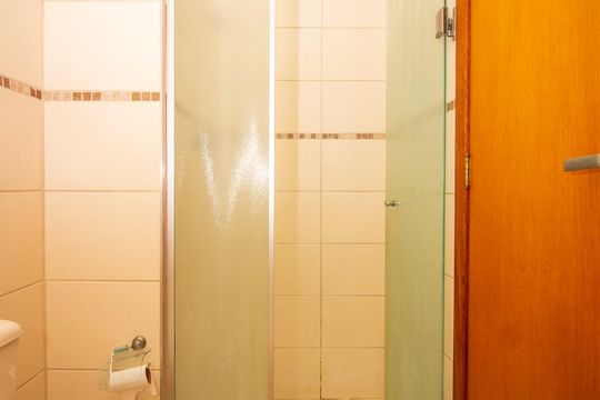 Banheiro de apartamento para alugar com 1 quarto, 38m² em Jardim Botânico, Porto Alegre