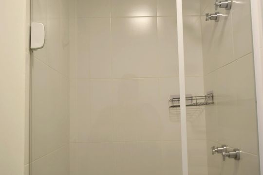 Banheiro de kitnet/studio para alugar com 1 quarto, 36m² em Sumarezinho, São Paulo