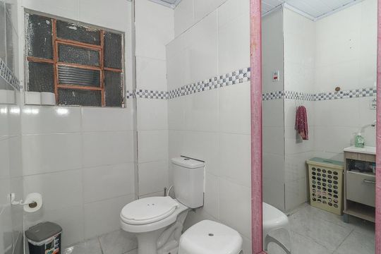 Banheiro de casa à venda com 5 quartos, 128m² em Farrapos, Porto Alegre