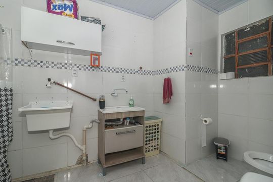 Banheiro de casa à venda com 5 quartos, 128m² em Farrapos, Porto Alegre