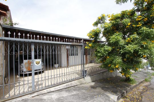 Fachada de casa à venda com 4 quartos, 300m² em Dom Bosco, Belo Horizonte