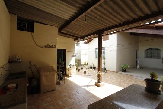 Quintal de casa à venda com 4 quartos, 300m² em Dom Bosco, Belo Horizonte