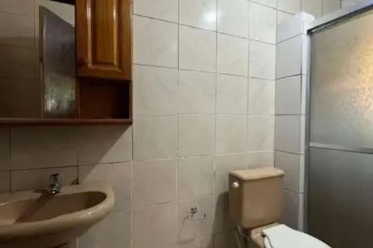 Banheiro 1 de casa para alugar com 3 quartos, 200m² em Cavalhada, Porto Alegre