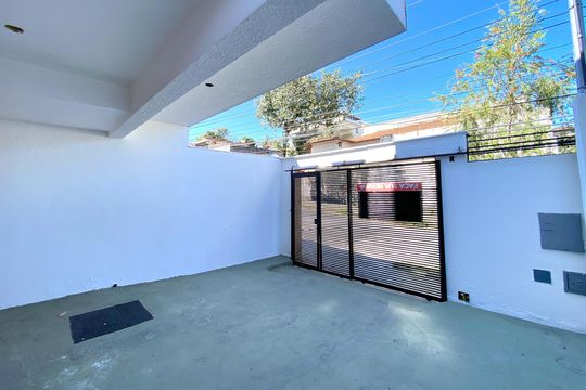 Garagem de casa à venda com 3 quartos, 125m² em Santa Efigênia, Belo Horizonte
