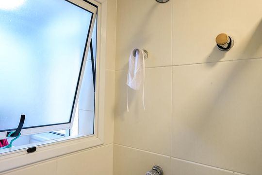 Chuveiro da Suíte de apartamento à venda com 2 quartos, 72m² em Jardim Henriqueta, Taboão da Serra