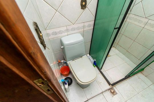 Banheiro de kitnet/studio para alugar com 1 quarto, 34m² em Olaria, Rio de Janeiro