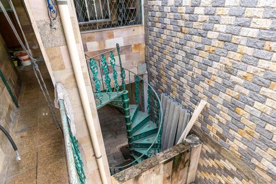Área comum - Escada de acesso de kitnet/studio para alugar com 1 quarto, 34m² em Olaria, Rio de Janeiro