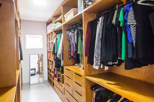 Closet da suíte de casa de condomínio para alugar com 4 quartos, 387m² em Alphaville, Santana de Parnaíba