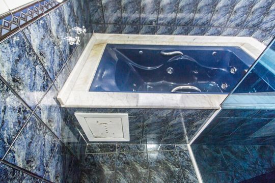 Banheiro da Suíte de casa de condomínio para alugar com 4 quartos, 387m² em Alphaville, Santana de Parnaíba