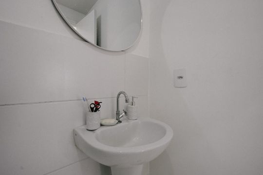 Banheiro de apartamento à venda com 2 quartos, 49m² em Jardim Maringa, São Paulo