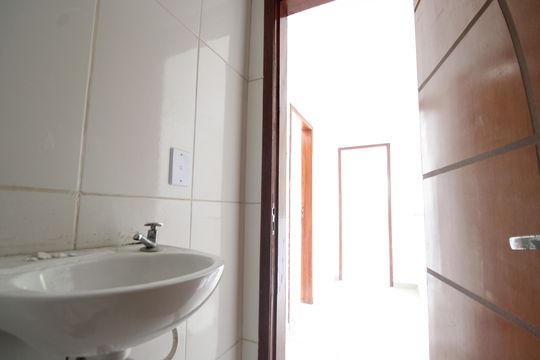 Banheiro de casa de condomínio à venda com 3 quartos, 75m² em Taquara, Rio de Janeiro