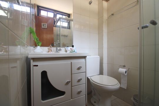 Banheiro de casa de condomínio à venda com 2 quartos, 61m² em Taquara, Rio de Janeiro