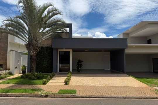 Casa de Condomínio para alugar com 3 quartos, 270m² em Laranjeiras, Uberlândia