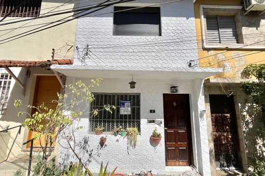 Fachada de casa à venda com 3 quartos, 100m² em Vila Guarani (zona Sul), São Paulo
