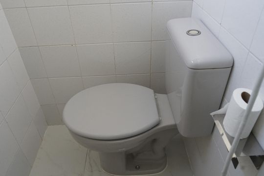 Banheiro de serviço de apartamento à venda com 3 quartos, 86m² em Vila Pedro Moreira, Guarulhos