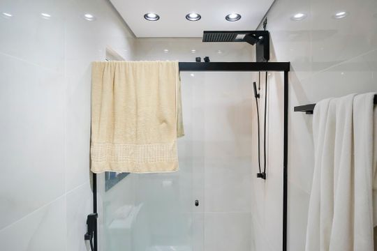 Banheiro da suíte de apartamento à venda com 2 quartos, 80m² em Nova Gerti, São Caetano do Sul