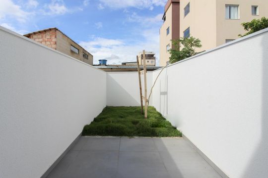 Quintal de casa à venda com 2 quartos, 118m² em Jardim Leblon, Belo Horizonte