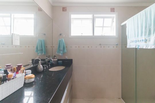 Banheiro da Suíte 1 de casa para alugar com 4 quartos, 240m² em Alto Ipiranga, Mogi das Cruzes