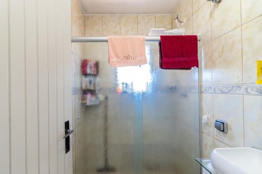 Banheiro 1 de casa à venda com 2 quartos, 420m² em Vila Diva, São Paulo