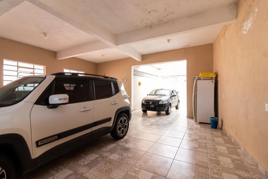 Garagem de casa à venda com 2 quartos, 420m² em Vila Diva, São Paulo