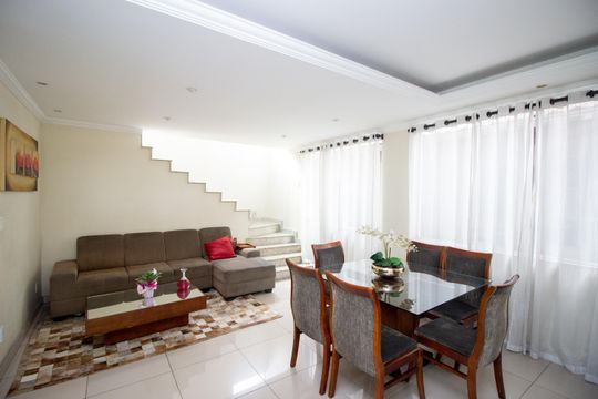 Casa à venda com 4 quartos, 370m² em Cabral, Contagem