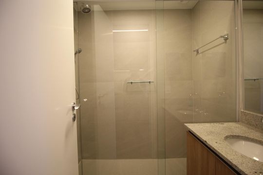 Banheiro de kitnet/studio para alugar com 1 quarto, 27m² em Passo D’areia, Porto Alegre