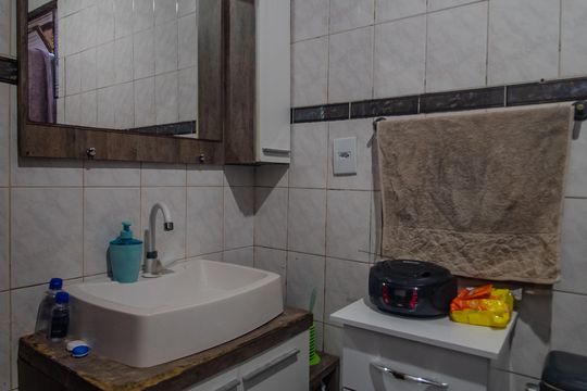 Banheiro de casa à venda com 3 quartos, 90m² em Cristal, Porto Alegre
