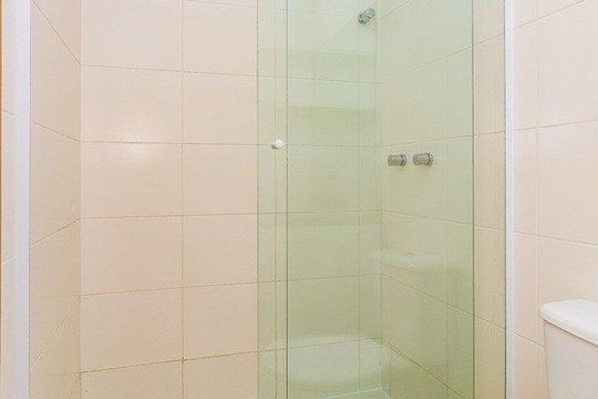 Banheiro de apartamento para alugar com 1 quarto, 50m² em Petrópolis, Porto Alegre