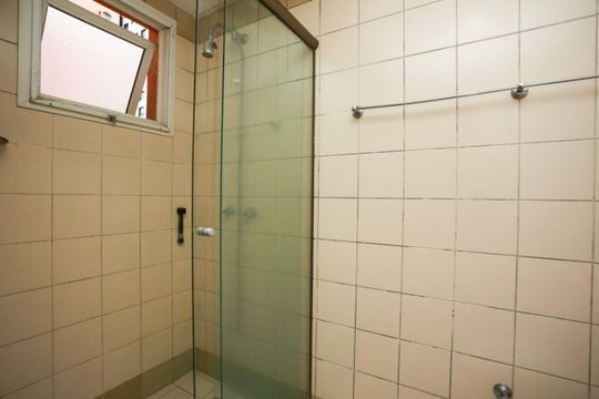 Banheiro 2 de apartamento para alugar com 3 quartos, 100m² em Passo d’Areia, Porto Alegre