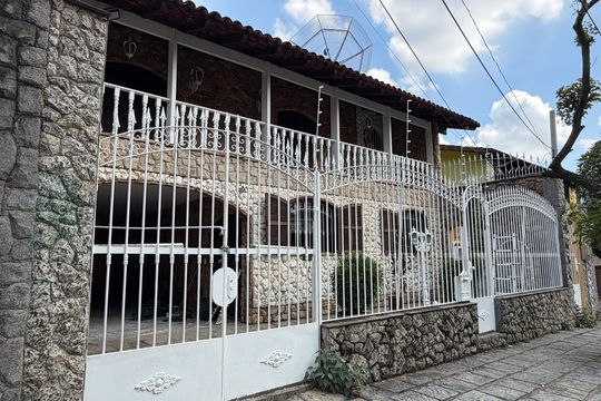 Fachada de casa à venda com 4 quartos, 360m² em Taquara, Rio de Janeiro
