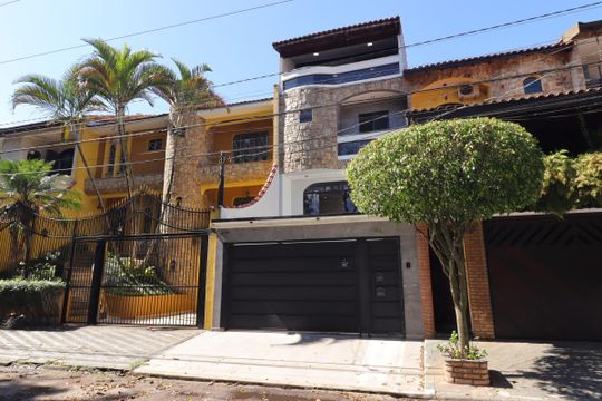 Fachada de casa à venda com 3 quartos, 250m² em Parque Capuava, Santo André