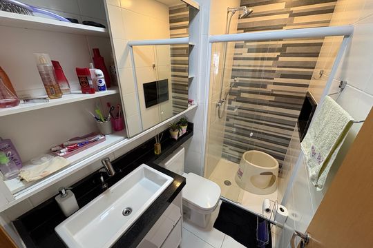 Banheiro de apartamento à venda com 3 quartos, 74m² em Vila Mangalot, São Paulo