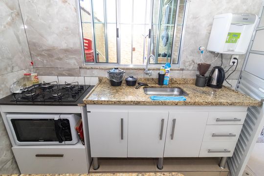 Cozinha de casa de condomínio para alugar com 3 quartos, 110m² em Realengo, Rio de Janeiro
