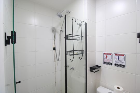 Banheiro de apartamento à venda com 2 quartos, 45m² em Barra Olímpica, Rio de Janeiro