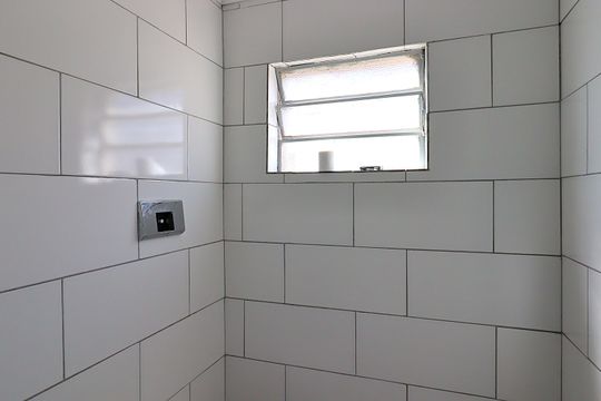 Banheiro de apartamento para alugar com 1 quarto, 55m² em Rubem Berta, Porto Alegre